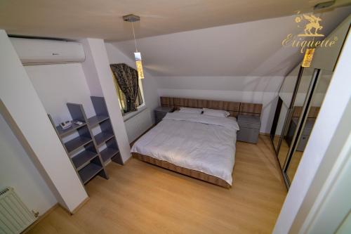 a bedroom with a large bed in a room at Villa Etiquette in Deva