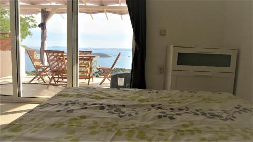 1 dormitorio con 1 cama, TV y balcón en Villa Kornati, en Tkon