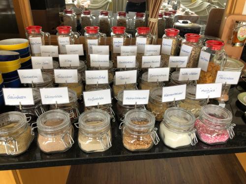 a display of jars of food on a table at Hotel Peterchens Mondfahrt in Fulda