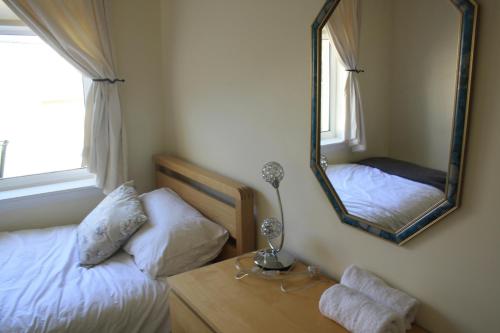 מיטה או מיטות בחדר ב-Fairways Cottages