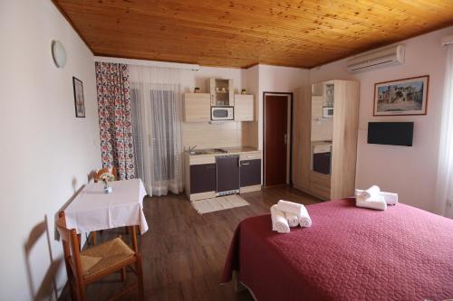 Postel nebo postele na pokoji v ubytování Apartmani Pavičić-Ivelja
