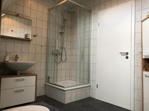 een badkamer met een douche en een wastafel bij Ferienwohnung Xanten in Xanten
