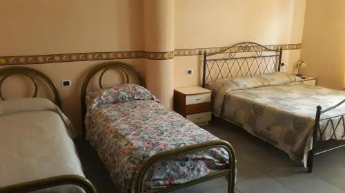 1 Schlafzimmer mit 2 Betten in einem Zimmer in der Unterkunft Agriturismo Carlo Cioffi in Rotondi
