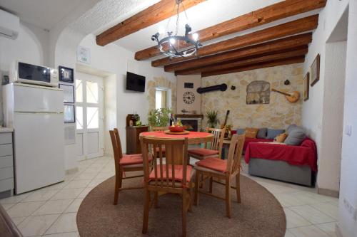 una cucina e un soggiorno con tavolo e sedie di Apartments Neven a Čižići