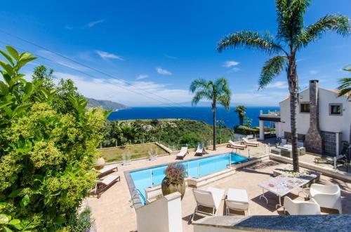 タオルミーナにあるLuxury Taorum villa with spectacular sea views in Taorminaのプール付きで、海の景色を望むヴィラです。