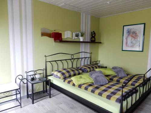 2 Betten in einem Zimmer mit grünen Wänden in der Unterkunft Pension-Jakobs in Nachtsheim