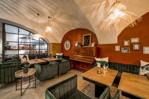 POETIKA apartments في بريشوف: مطعم بطاولات خشبية وبيانو