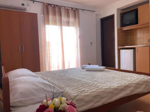 1 dormitorio con 1 cama con 2 toallas en Family Rooms, en Ulcinj