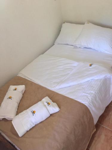 Una cama o camas en una habitación de Resavsko Etno Selo