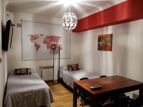 Zimmer mit einem Bett, einem Schreibtisch und einem Tisch in der Unterkunft Apartamento Reyes Catolicos in Salta