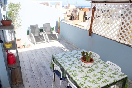a table and chairs on a balcony with a plant at Cactus Home Penthouse in La Garita