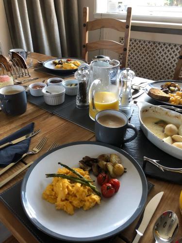 een tafel met een bord eten erop bij Toadhall Rooms in Muchalls