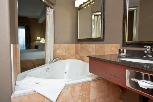 Koupelna v ubytování Days Inn & Suites by Wyndham Strathmore