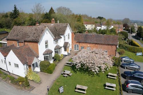 una vista aérea de una casa grande con patio en The Rodney, en Martley