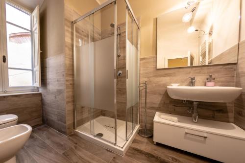 Ett badrum på San Martino Suite