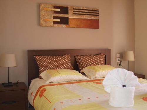 ein Schlafzimmer mit 2 Betten und einem Wandgemälde in der Unterkunft chrisa's apartment in Volos