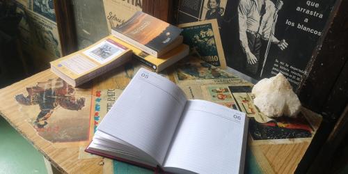 サリアにあるPensión Albergue Matias Locandaの本の置いたテーブルの上に座った開放的な本