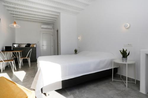 Łóżko lub łóżka w pokoju w obiekcie Morfoula's Studios