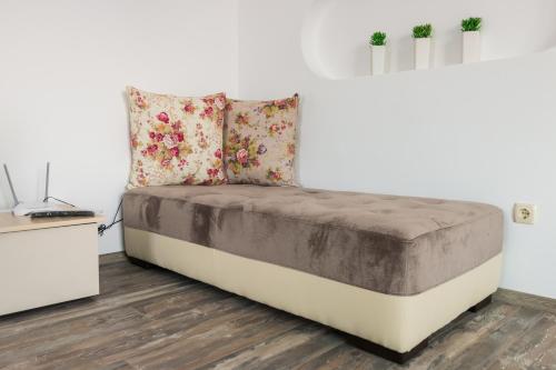 uma cama com duas almofadas num quarto em Apartments Nasini em Plovdiv