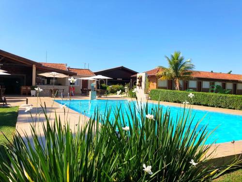 una piscina in un resort con piante di Pousada Mirante das Estancias ad Águas de Lindóia