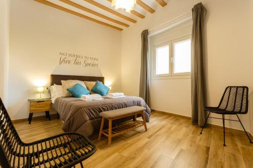 - une chambre avec un lit, une chaise et une fenêtre dans l'établissement Balcones de CANDELARIA by Cadiz4Rentals, à Cadix