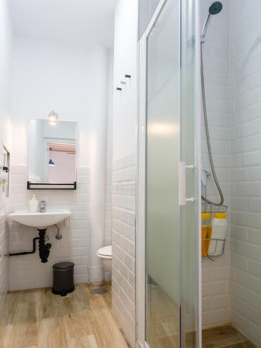 a bathroom with a sink and a shower at Balcones de CANDELARIA by Cadiz4Rentals in Cádiz