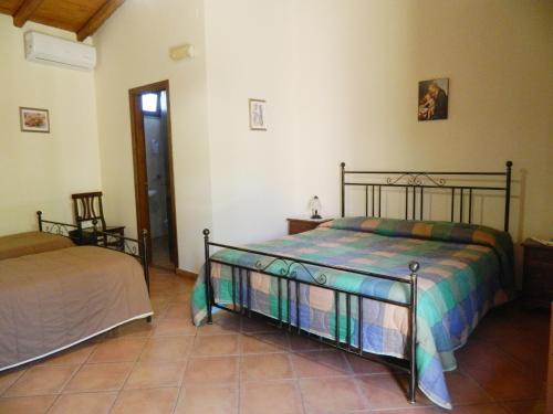 1 dormitorio con 2 camas en una habitación en Agriturismo La Grevillea, en Riposto