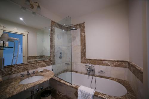 
A bathroom at Hotel Villa Fraulo
