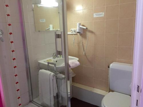 bagno con lavandino, servizi igienici e specchio di Le Vendangerot a Rully