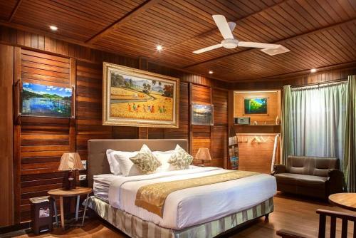 a bedroom with a bed and a ceiling fan at Highland Resort & Nature Tours in Tomohon