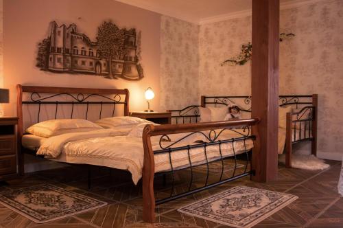 ein Schlafzimmer mit einem Bett und einem Tisch mit einer Lampe in der Unterkunft Apartmány Kord in Lednice