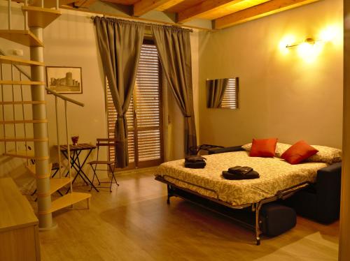 um quarto com uma cama num quarto em Katane Apartment em Catânia