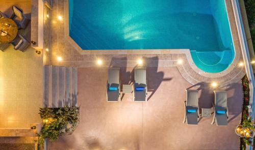 Luxurious Villa Solarisの敷地内または近くにあるプールの景色