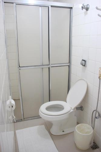 uma casa de banho com um WC e uma cabina de duche. em Hotel do CEE em Viçosa