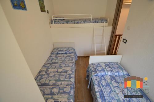 een kleine kamer met 2 bedden en een stapelbed bij Fiordo Corallo in Isola Albarella