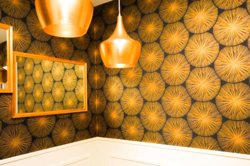 een kamer met een muur met gedessineerd behang bij Don Raffaele Resort in Napels