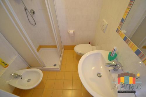 a bathroom with a sink and a shower and a toilet at Fiordo Specchio Nautico in Isola Albarella