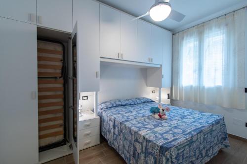 - une chambre avec un lit doté d'un ours en peluche dans l'établissement Villa Sofia, à Rosolina Mare