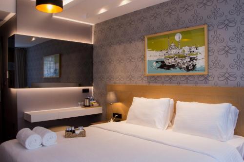 سرير أو أسرّة في غرفة في Four-G Hotel