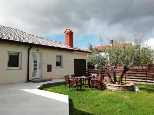 d'une terrasse avec une table et des chaises dans la cour. dans l'établissement Kortina 1, à Koper