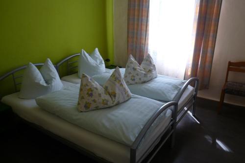 Un pat sau paturi într-o cameră la farbenfrohe,ruhige Ferienwohnung