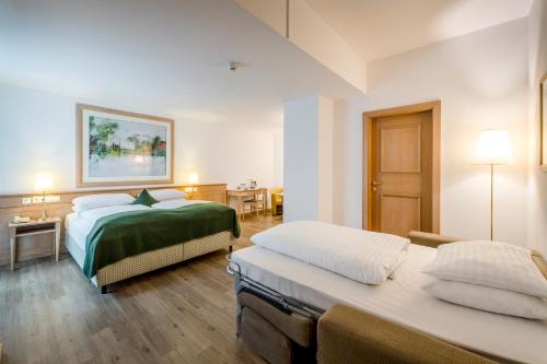 Säng eller sängar i ett rum på Hotel IMLAUER & Bräu