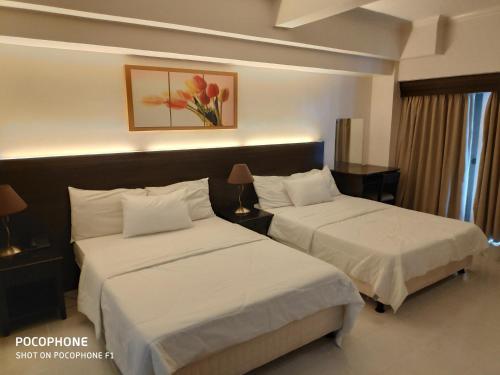 A bed or beds in a room at Tagaytay Staycation by Naya and Darla w Free Swimming Pool, WiFi & Netflix