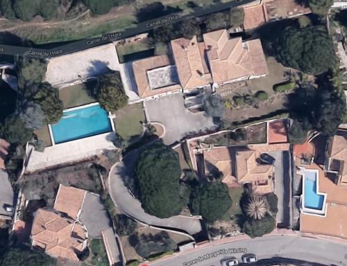 una vista aérea de una casa con piscina en Villa Maricel, en Sant Feliu de Guíxols