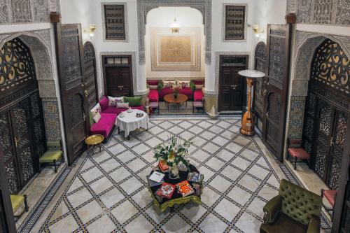 vista sul soffitto di un soggiorno con mobili rosa di Le Grand Alcazar - Riad a Fes