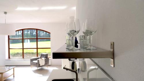 Całoroczny domek w lesie Puszcza Zielonka في Kiszkowo: كأسين من النبيذ يجلسون على منضدة في غرفة