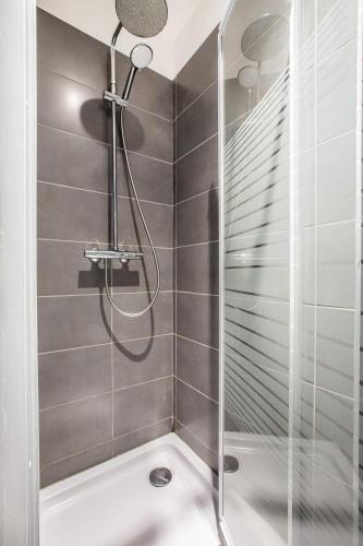 une douche avec une porte vitrée dans une salle de bain dans l'établissement 3 Chambres au cœur du vieux Lille, à Lille