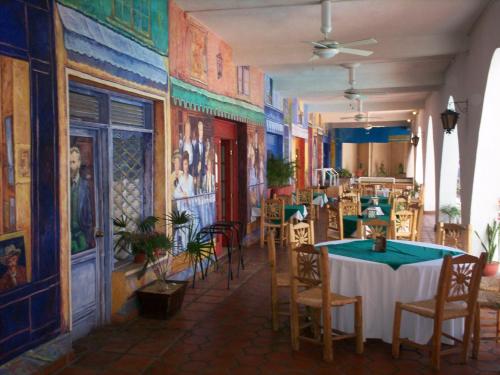 Un restaurante o lugar para comer en el Hotel Hacienda Bugambilias