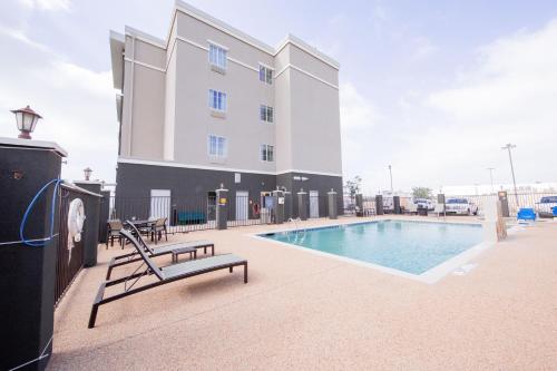 a swimming pool in front of a building at La Quinta by Wyndham Big Spring in Big Spring