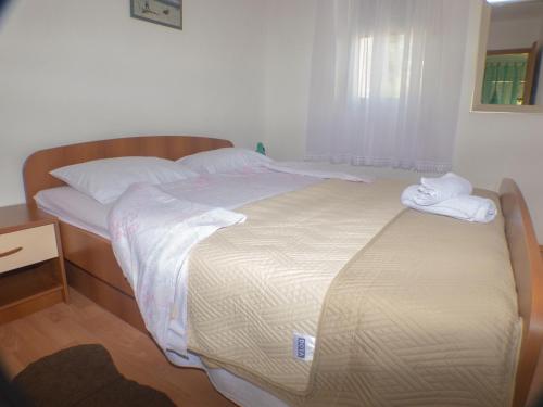 Ένα ή περισσότερα κρεβάτια σε δωμάτιο στο Apartments Plaža
